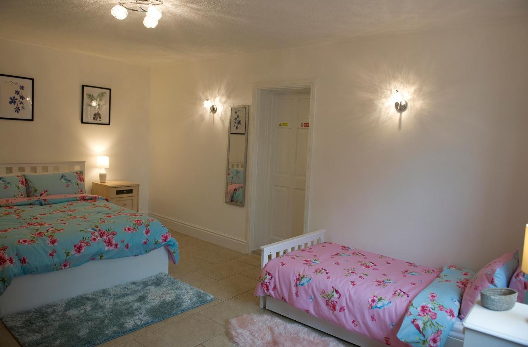Mountain View Apartment - Short Drive To Beaches Bryngwran Bagian luar foto